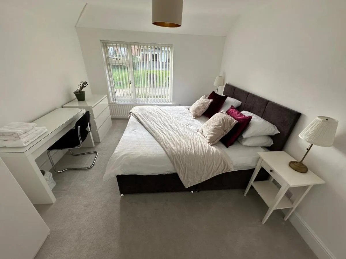 Spacious And Stylish 3-Bed Home Ideal For Families Stockton-on-Tees 0*,