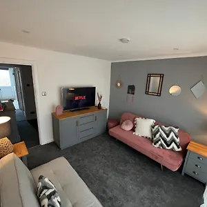 House Sleeps 8. 2bedrooms & Sofa Beds In Sitting Holiday home Bath