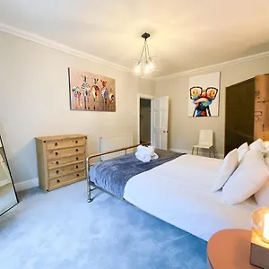 Rose Street's Hidden Treasure- 2bed Newly Refurbished Apartment Edinburgh